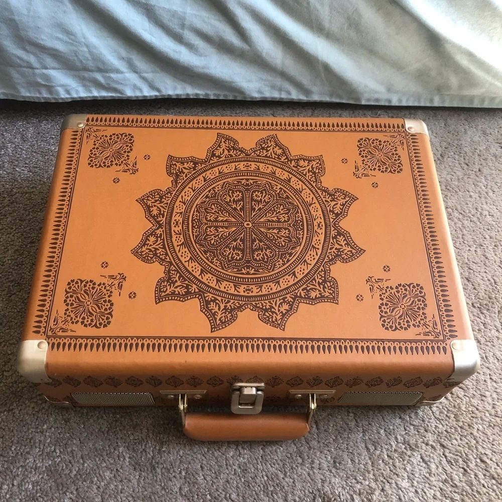 VINYL // Urban Outfitters Crosley Turntable - Picture 4 of 13